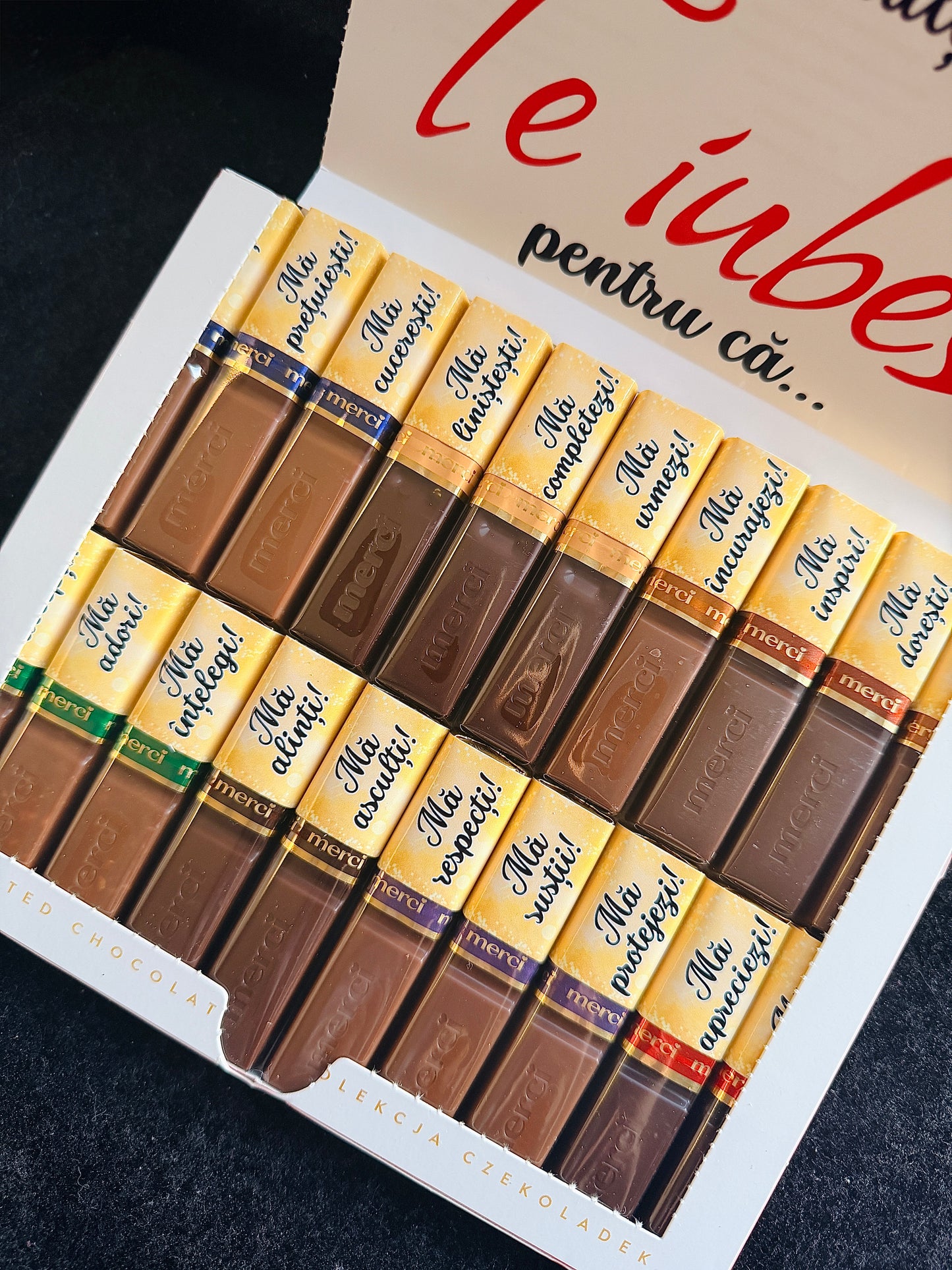 Cutie cu ciocolată "Merci" 250g, personalizată cu 20 de motive pentru care te iubesc
