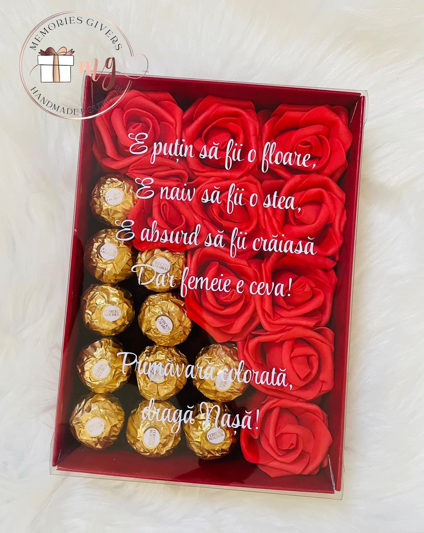 Cutie cu Fererro Rocher și trandafiri personalizată cu mesaj