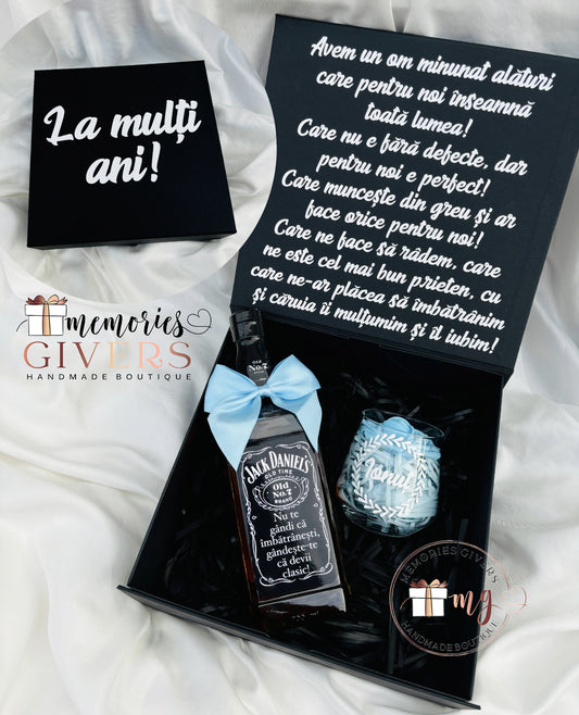 Cutie cu o sticlă & pahare cu sau fără ciocolată