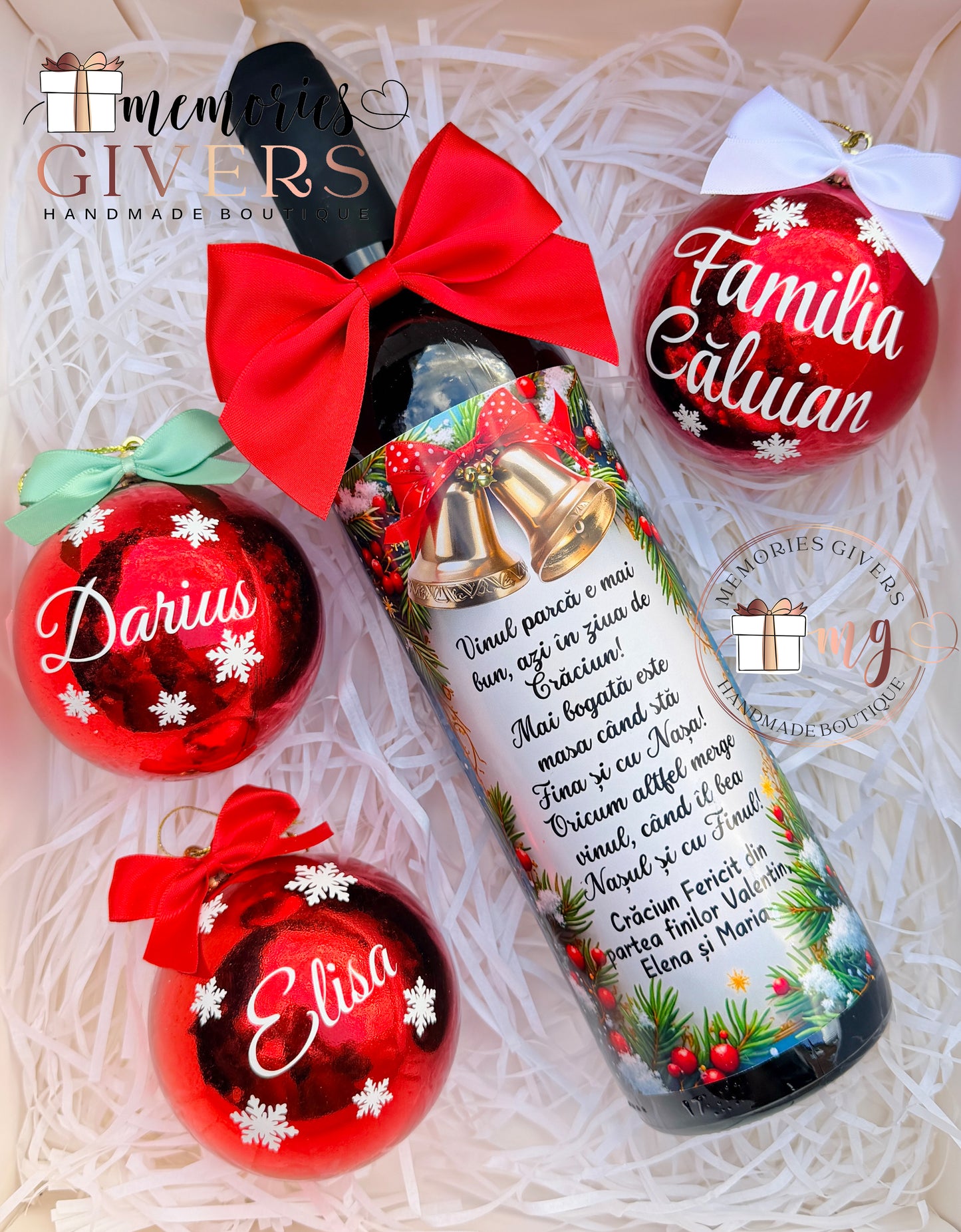 Set cu sticlă și globuri roșii