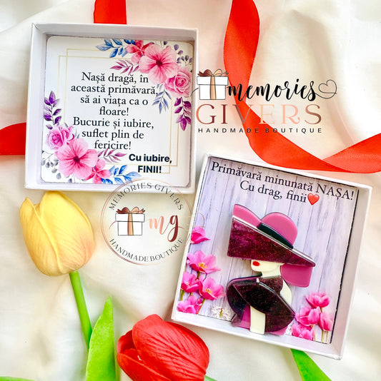 Broșă "Doamna cu palarie" în cutie personalizată