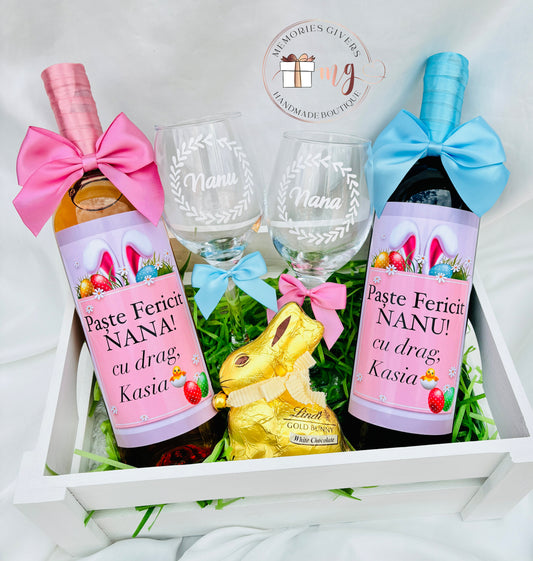 Cutie din lemn cu sticle, pahare și iepuraș de ciocolată