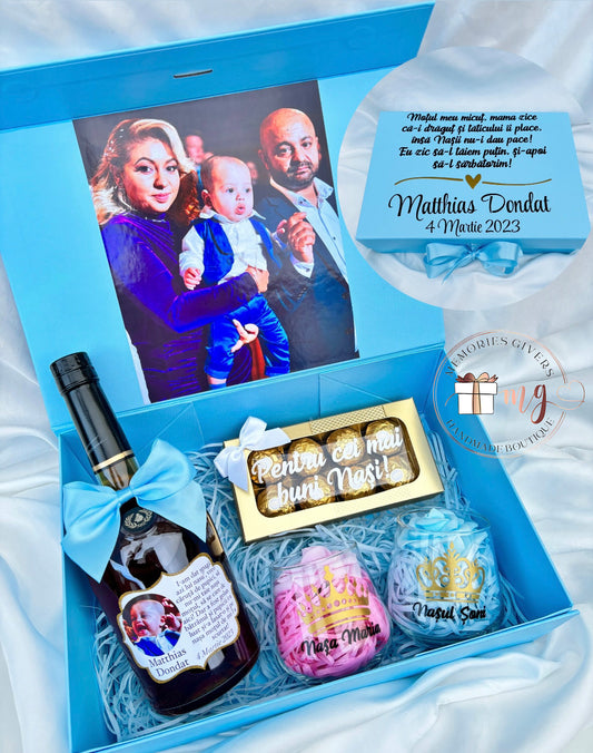 Cutie cu o sticlă & pahare cu sau fără ciocolată