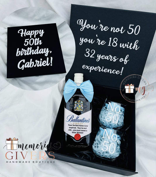 Cutie cu o sticlă & pahare cu sau fără ciocolată