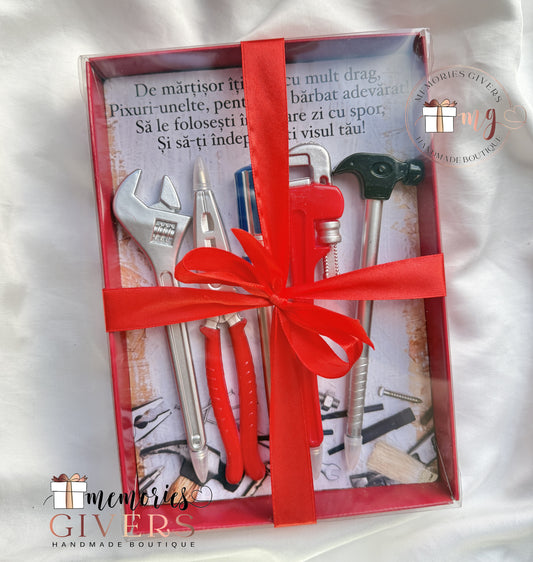 Cutie roșie cu geam transparent, 5 pixuri și mesaj personalizat