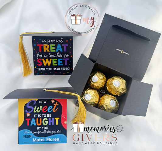 Cutie în formă de toca de absolvire cu 4 bomboane