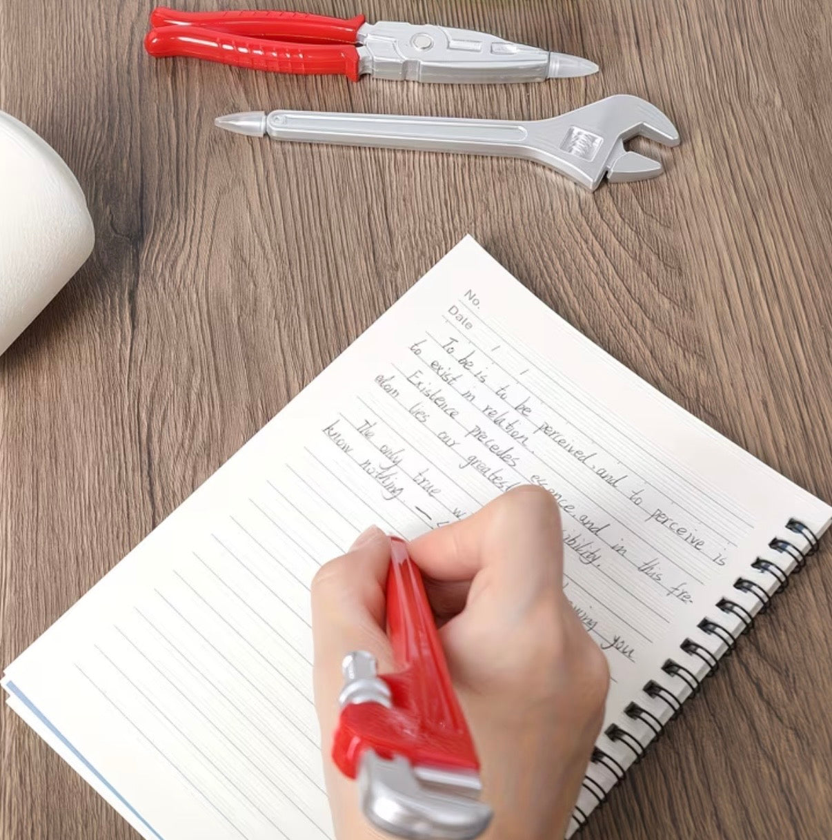 Cutie neagră cu 5 pixuri în formă de unelte