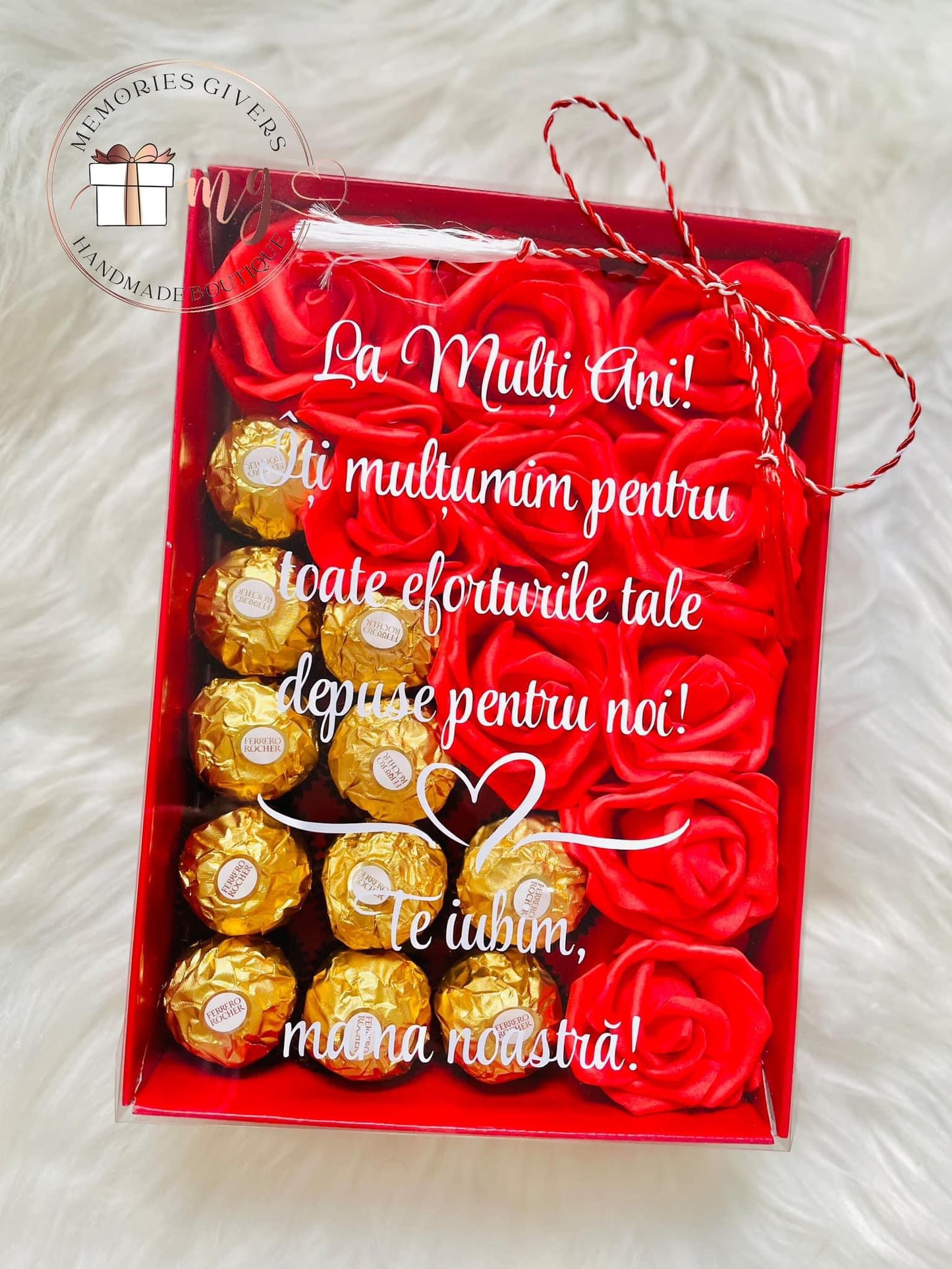 Cutie cu Fererro Rocher și trandafiri personalizată cu mesaj