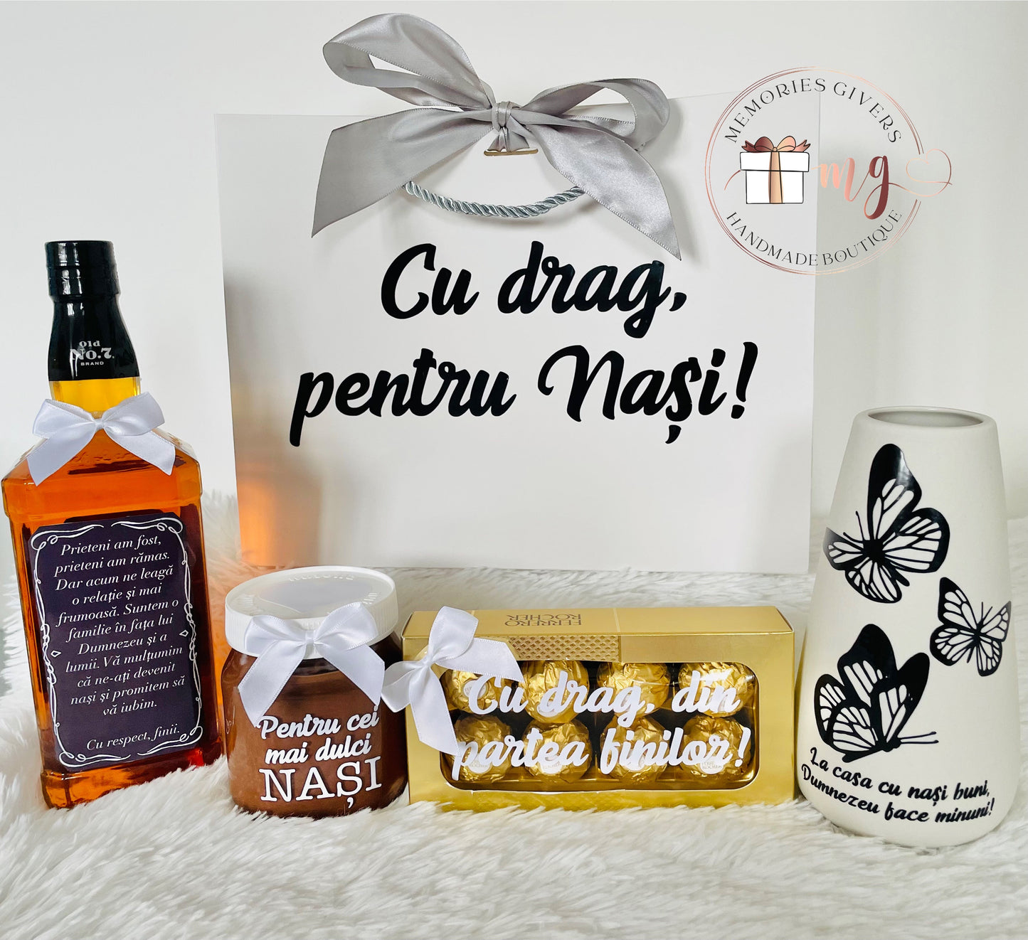 Set cu sticlă, pahare, vază, ciocolată, cafea și pungă de cadou