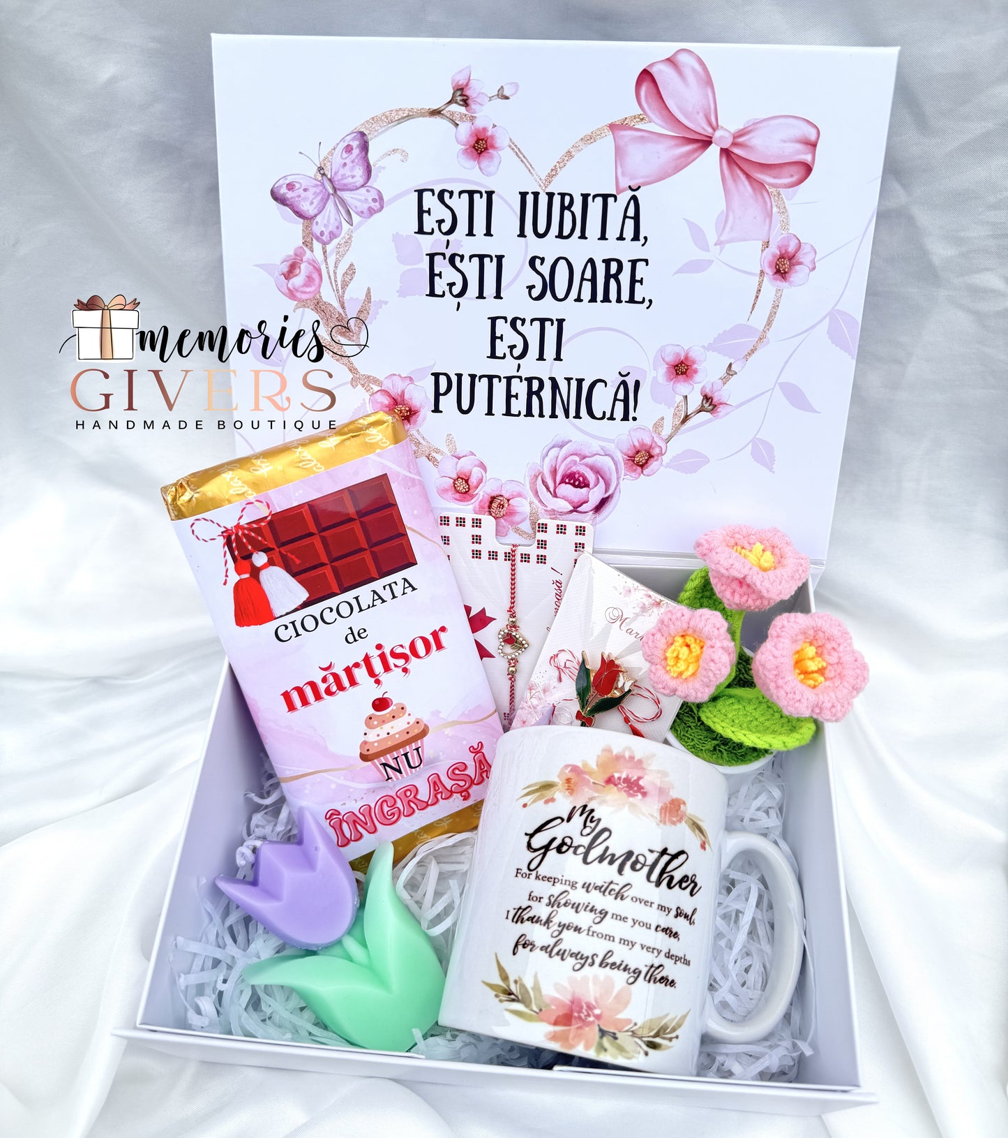 Cutie cu ciocolată, cană, broșă, brățară, ghiveci cu flori croșetate și lumânare lalea