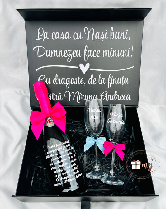 Cutie cu o sticlă & pahare cu sau fără ciocolată