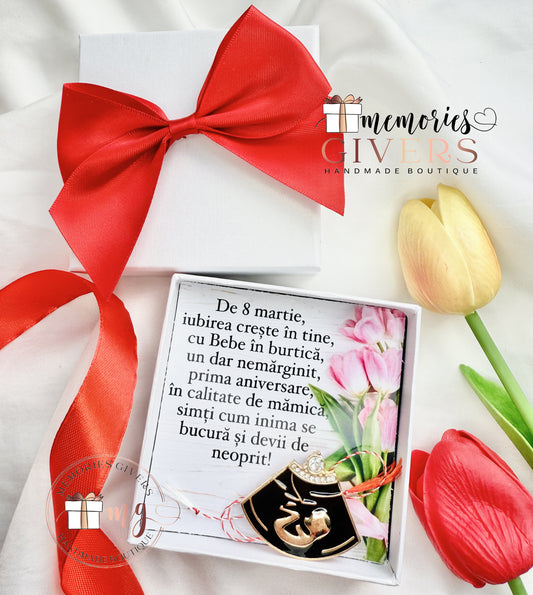 Cutie albă 9x9cm personalizată cu broșă "Ecografie Bebe"