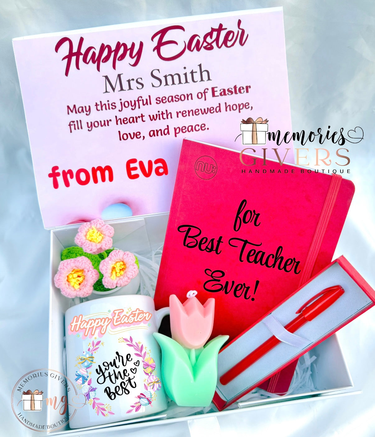 Cutie cu agendă, ghiveci cu flori croșetate, lumânare lalea, cană și pix