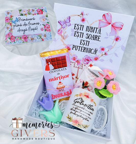 Cutie cu ciocolată, cană, broșă, brățară, ghiveci cu flori croșetate și lumânare lalea