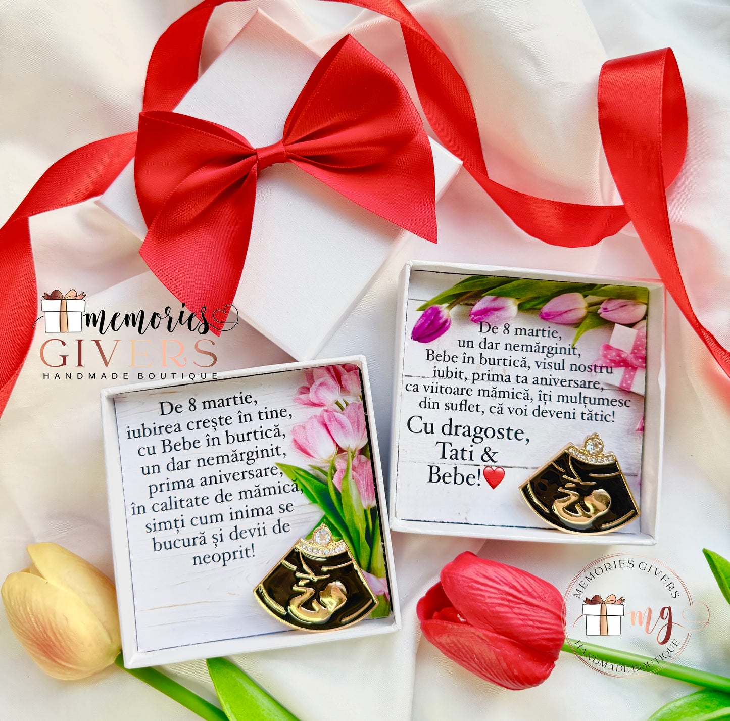 Cutie albă 9x9cm personalizată cu broșă "Ecografie Bebe"