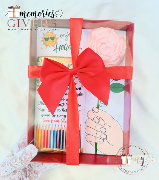 Cutie roșie cu ciocolată și lumânare roz trandafir