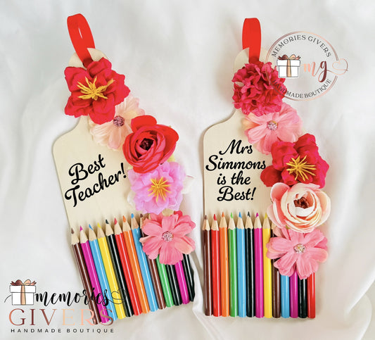 Mini tocător din lemn decorat cu flori și creioane