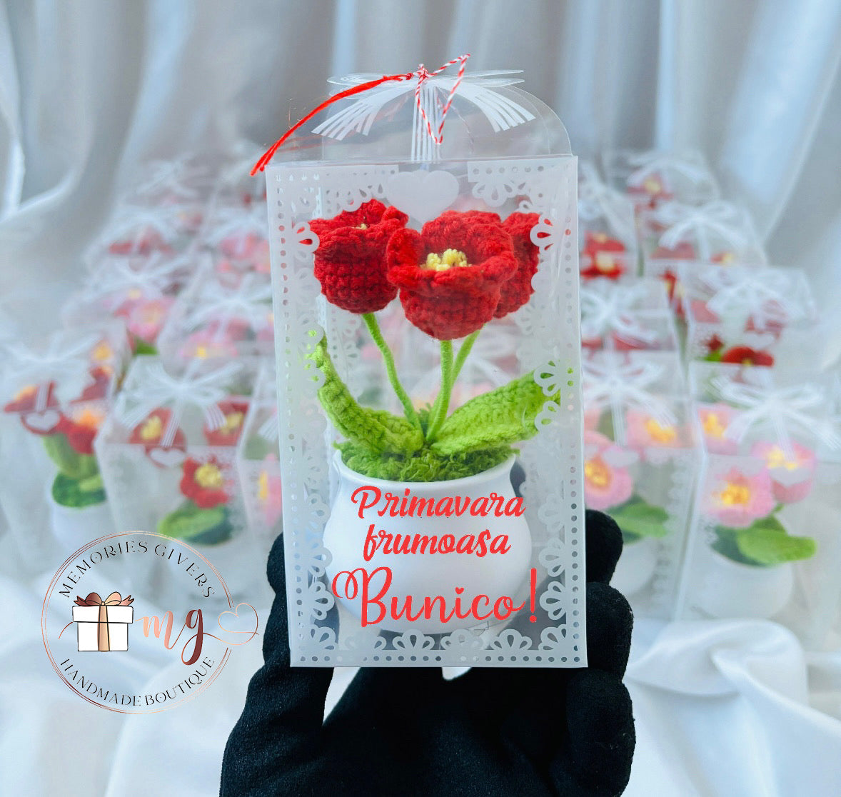 Ghiveci cu flori tricotate în cutie personalizată și ață de mărțișor