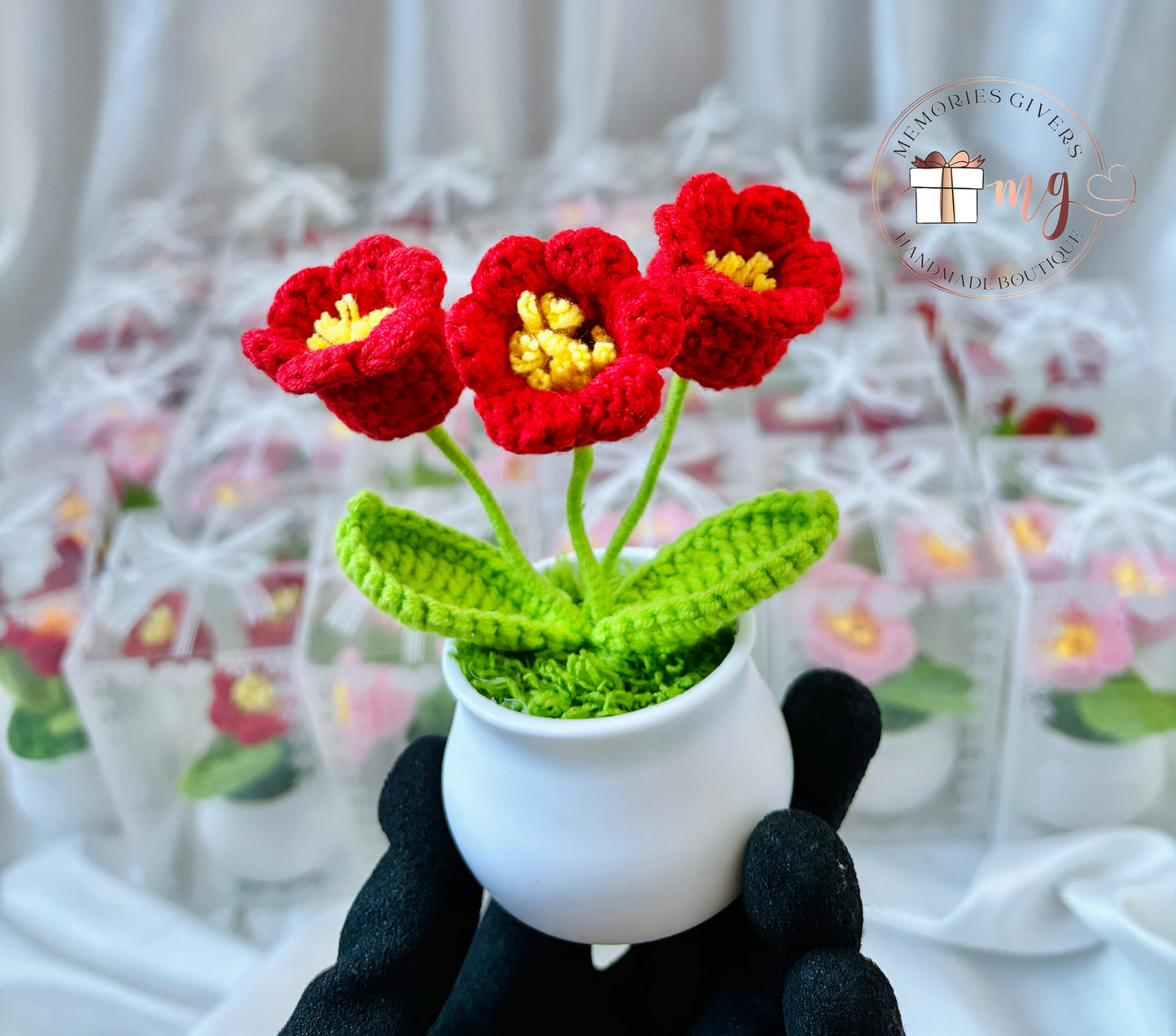Ghiveci cu flori tricotate în cutie personalizată și ață de mărțișor