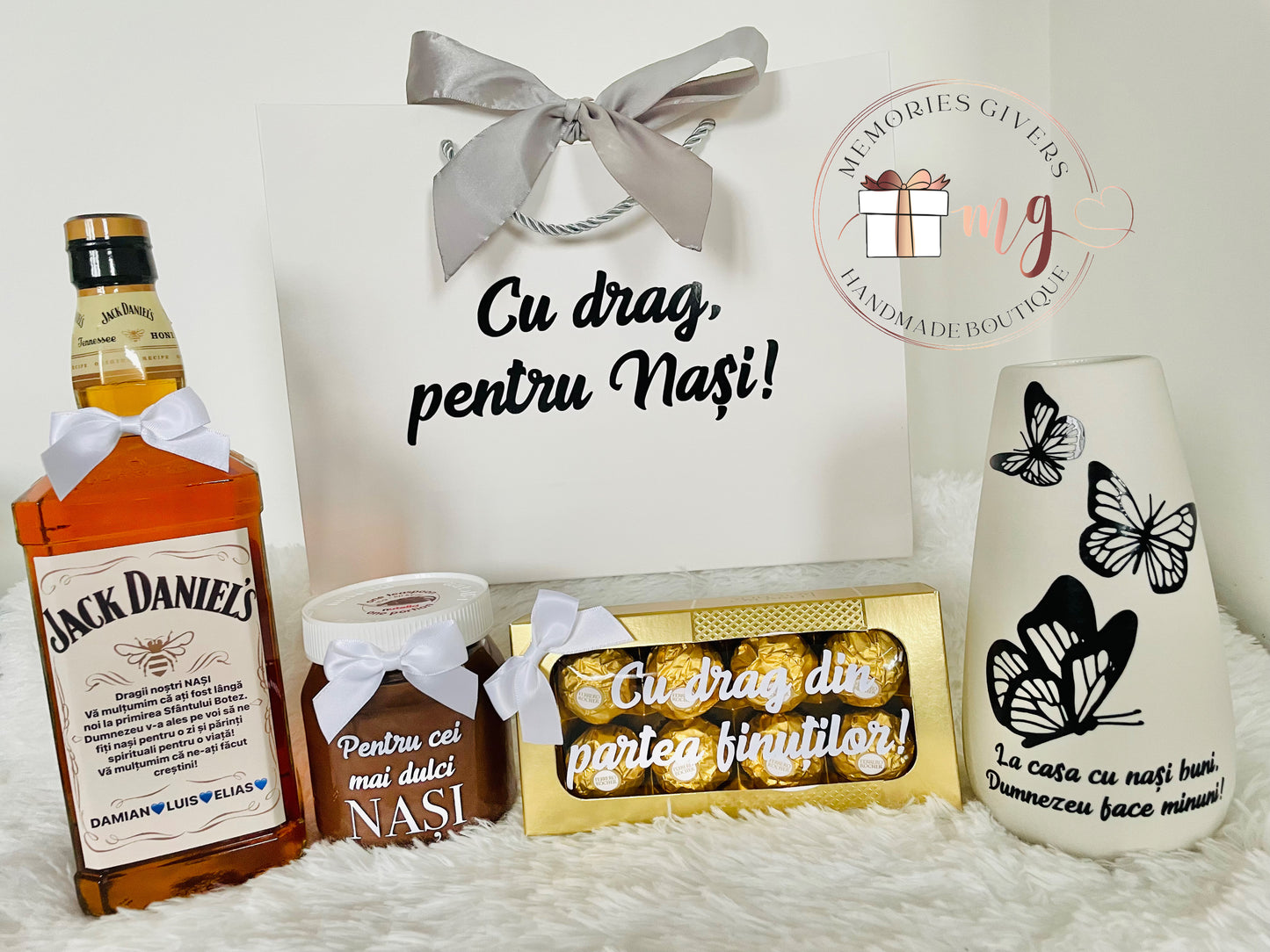 Set cu sticlă, pahare, vază, ciocolată, cafea și pungă de cadou