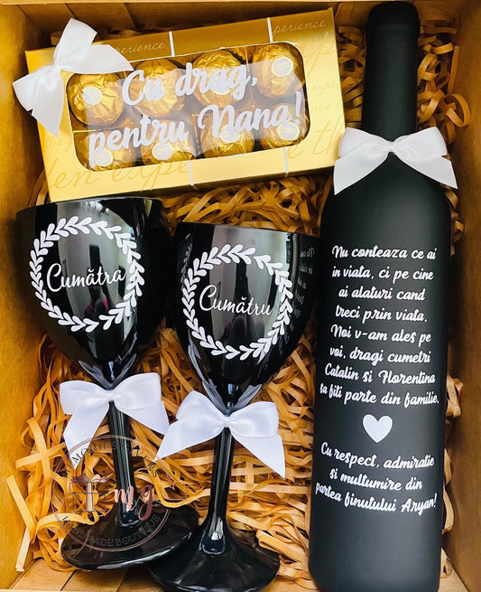 Sticla cu accesorii, pahare negre din plastic dur și ciocolată