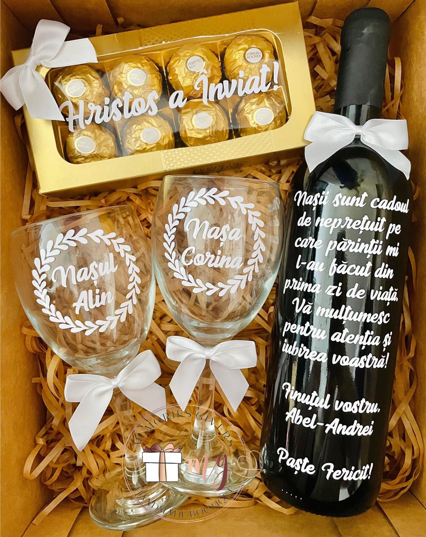 Sticlă cu vin sau accesorii în interior, pahare și ciocolată