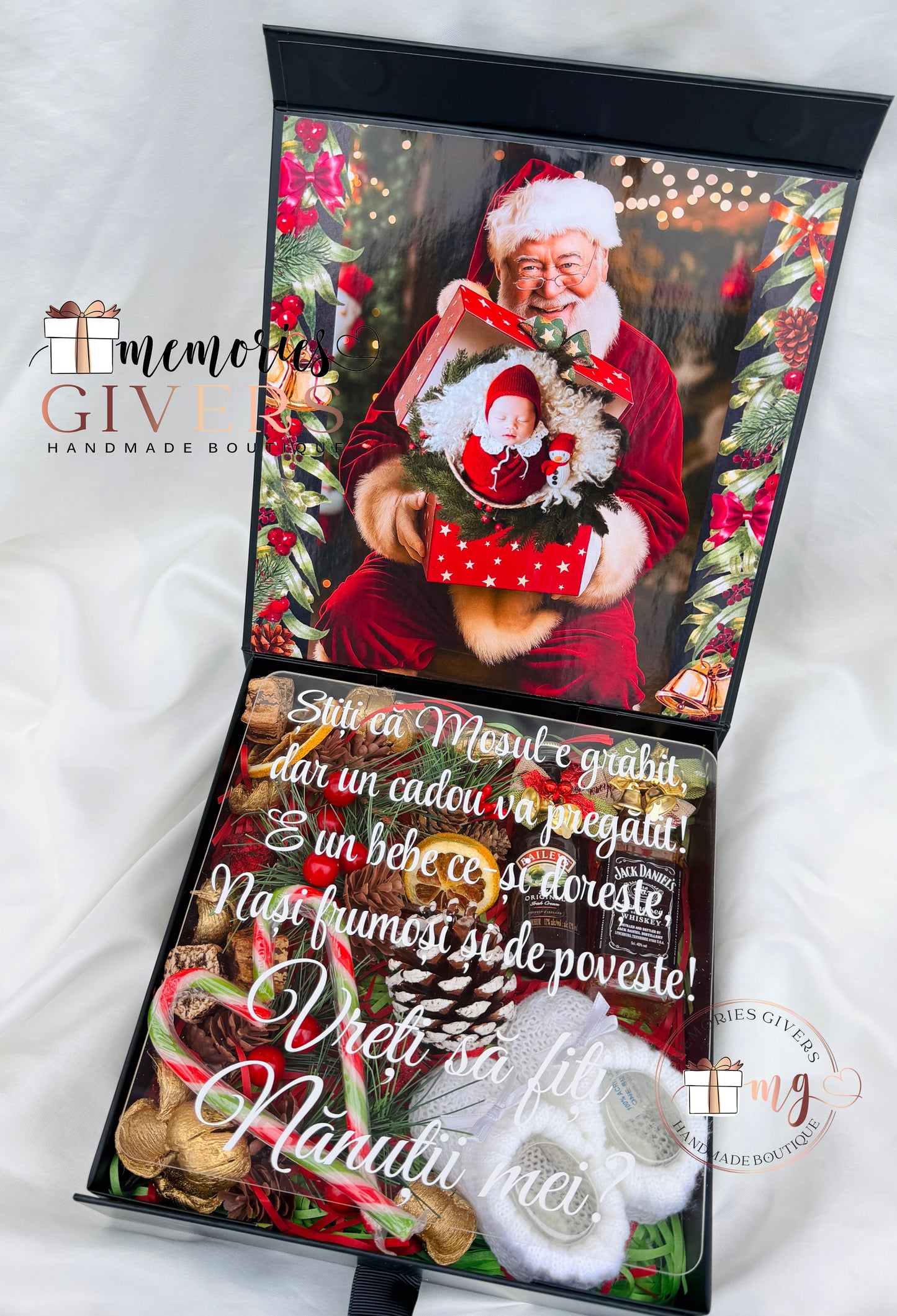 Cutie cu ornamente de Crăciun