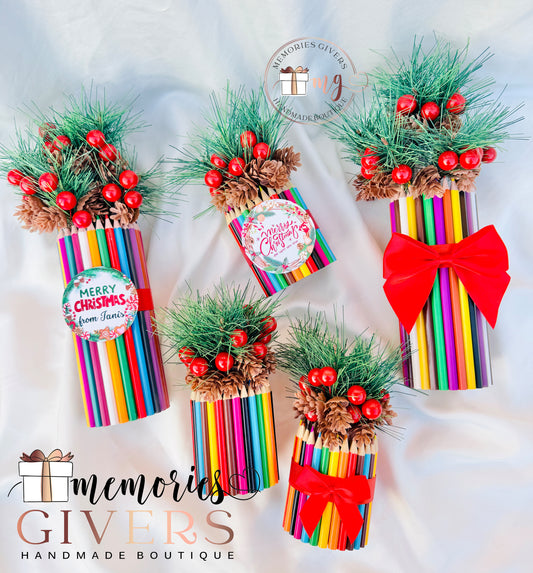 Vază din creioane cu ramuri artificiale de brad, fructe roșii de Ilex și conuri