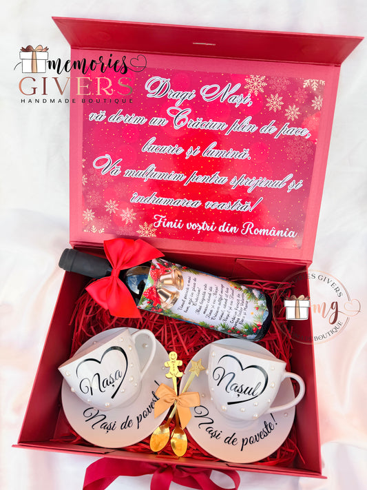 Cutie cu 2 căni, 2 farfurii și sticlă