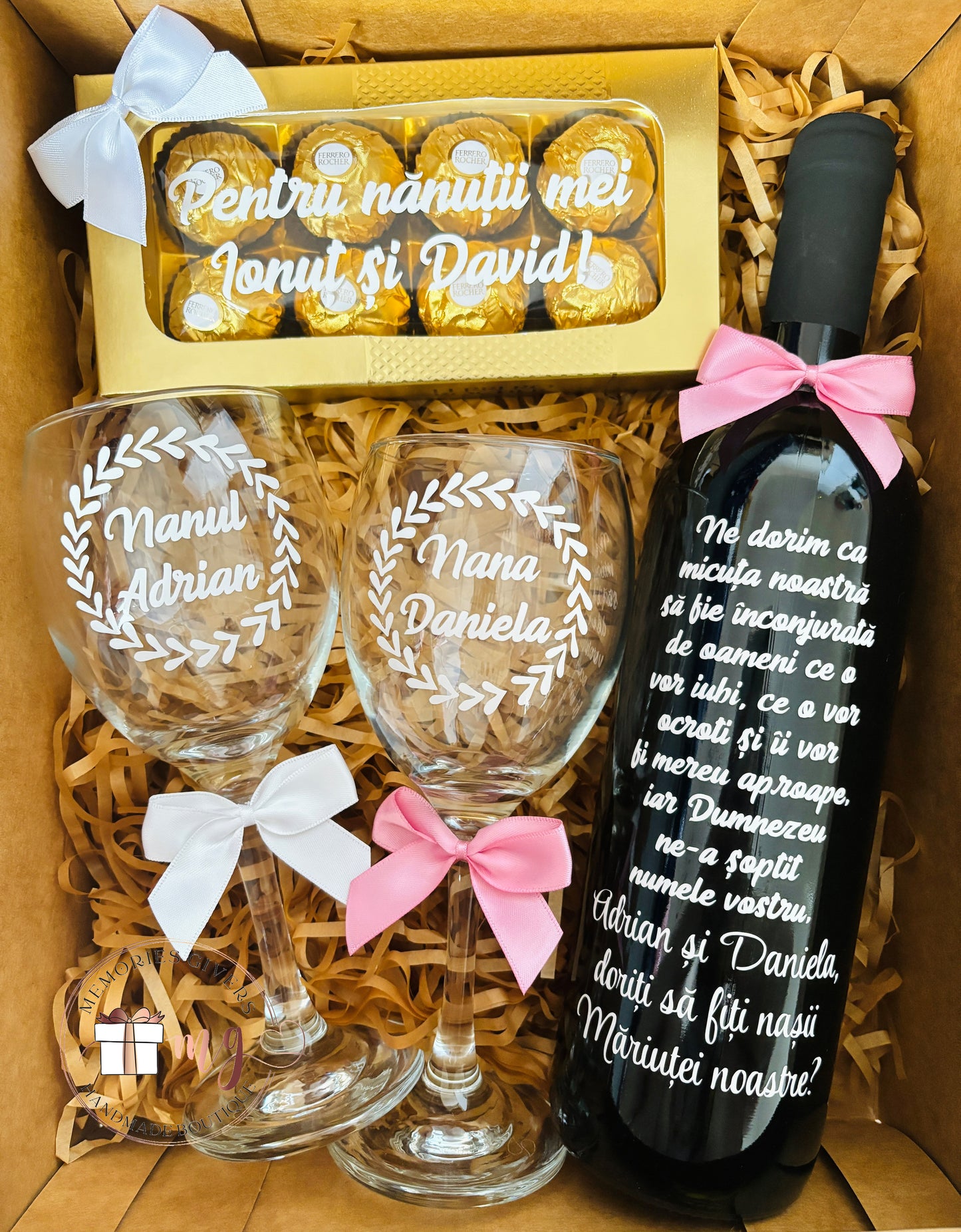 Sticlă cu vin sau accesorii, pahare din sticlă sau plastic și ciocolată