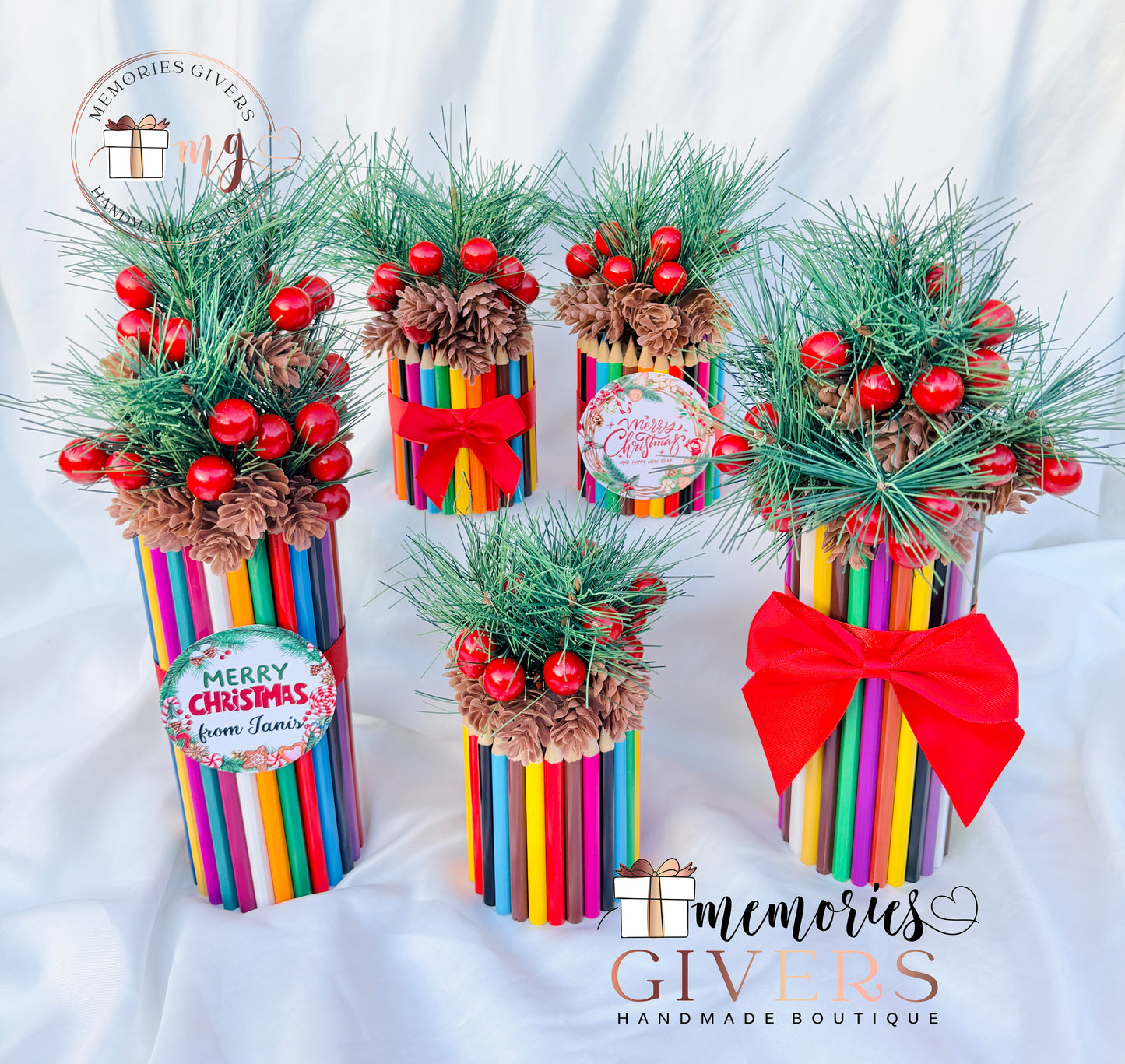 Vază din creioane cu ramuri artificiale de brad, fructe roșii de Ilex și conuri