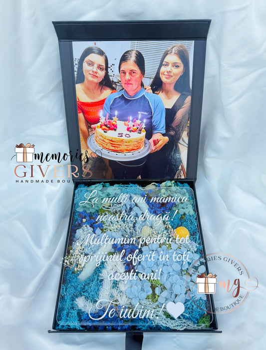 Cutie cu licheni și placă acrilică personalizată