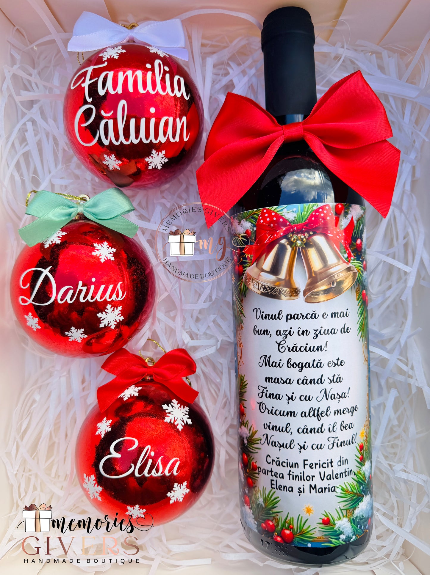 Set cu sticlă și globuri roșii