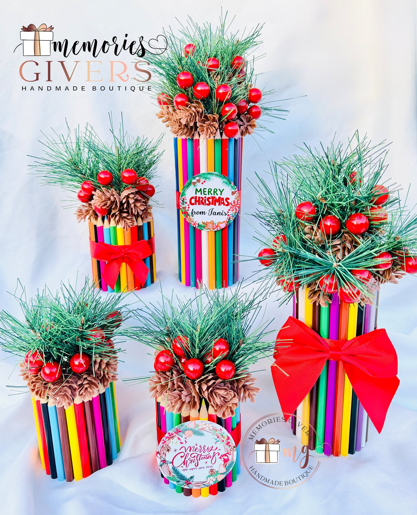 Vază din creioane cu ramuri artificiale de brad, fructe roșii de Ilex și conuri