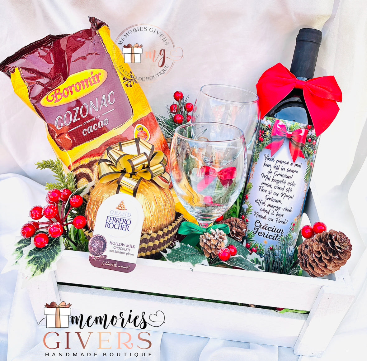 Lădiță din lemn cu sticlă, pahare, cozonac și ciocolată