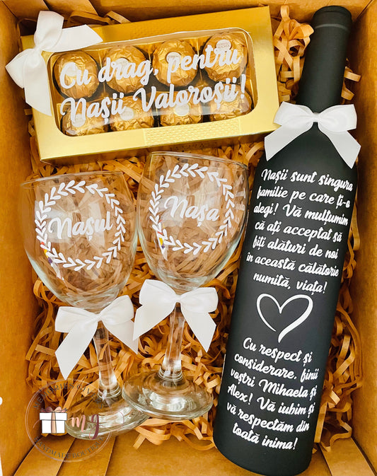 Sticla cu vin sau accesorii, pahare din plastic sau sticlă și ciocolată