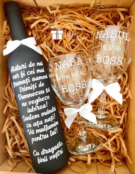 Sticlă cu vin sau accesorii în interior și pahare din sticlă sau plastic