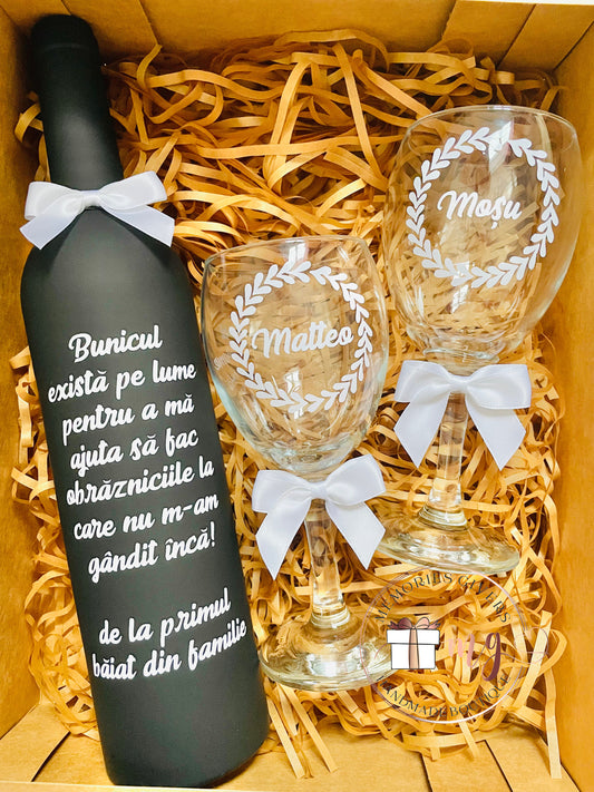 Sticla cu vin sau accesorii în interior și pahare din sticlă sau plastic dur