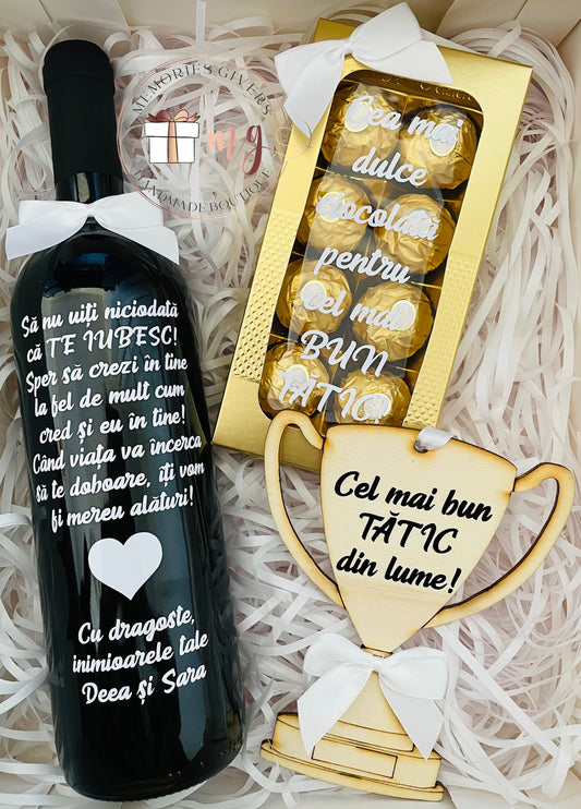 Sticlă cu vin sau accesorii în interior, trofeu și ciocolată/pahare