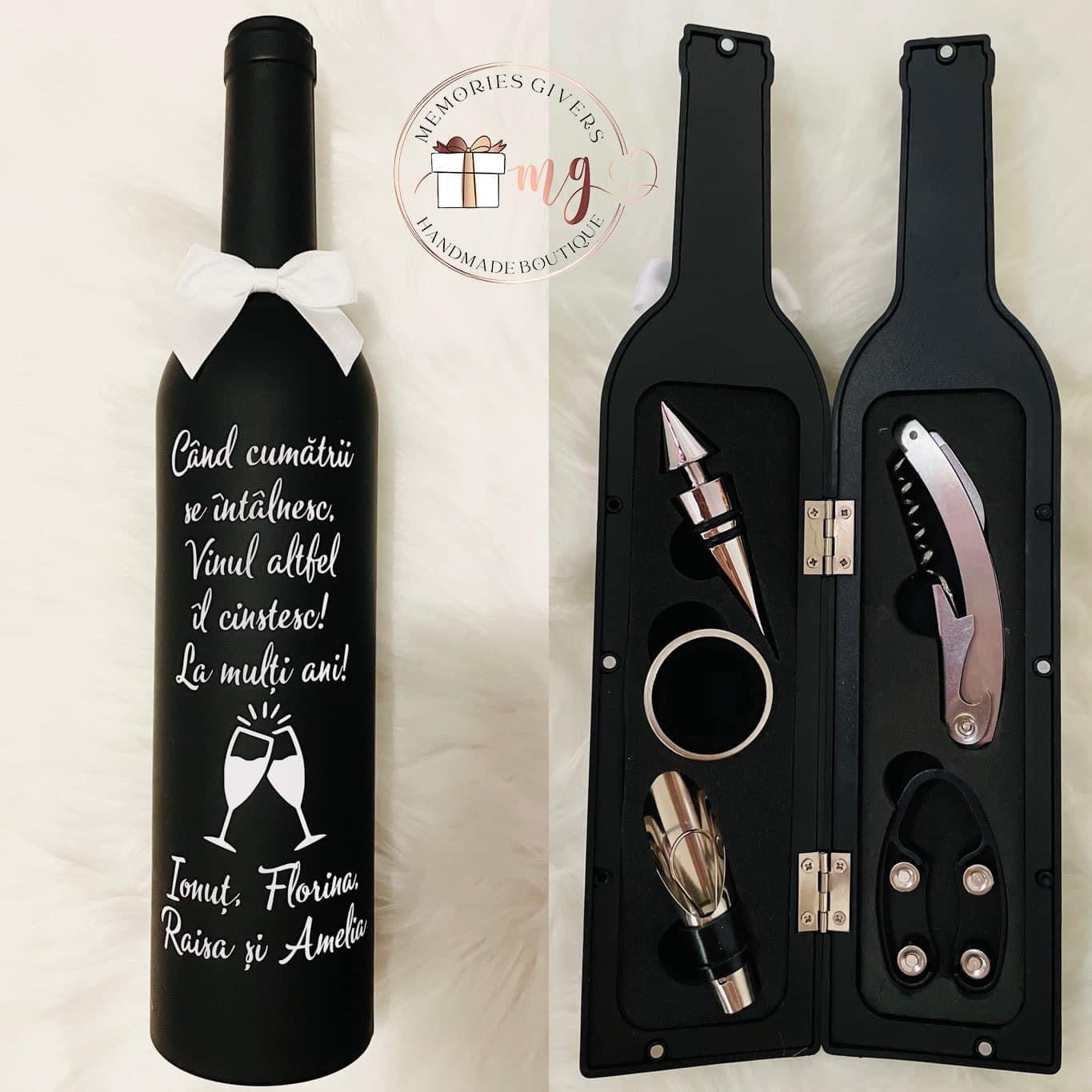 Set în formă de sticlă cu 5 accesorii pt vin în interior sau vin