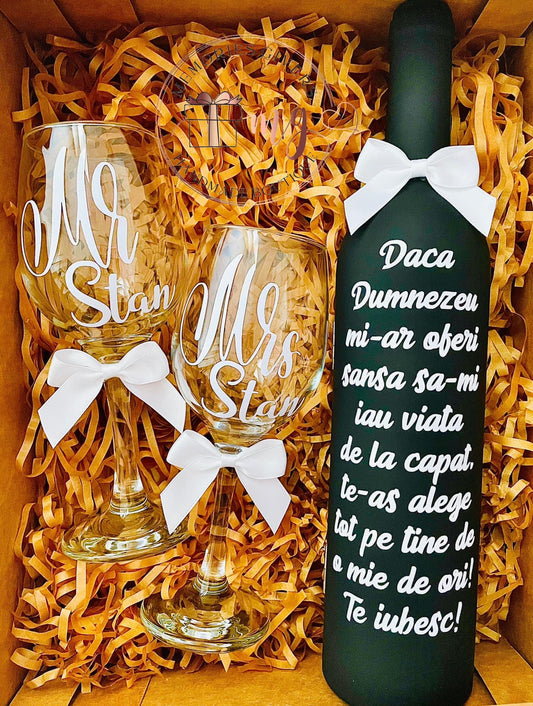 Sticla cu vin sau accesorii în interior și pahare